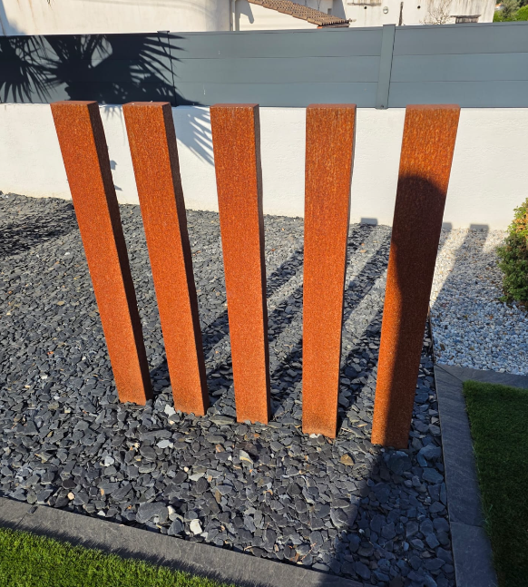 Poteaux acier corten — rouille traitée et finition remise à neuf — avant