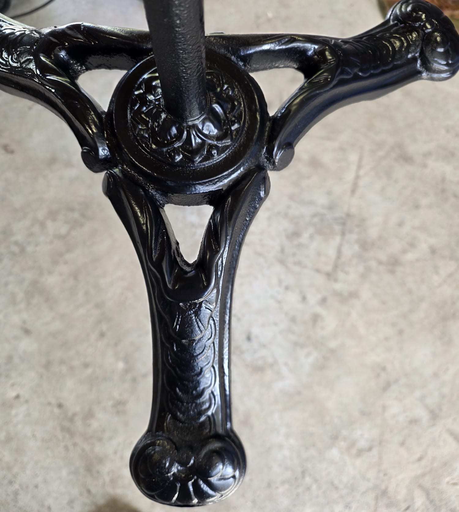 Pied de table en fonte — détails du décor retrouvés après décapage et mise en peinture — après