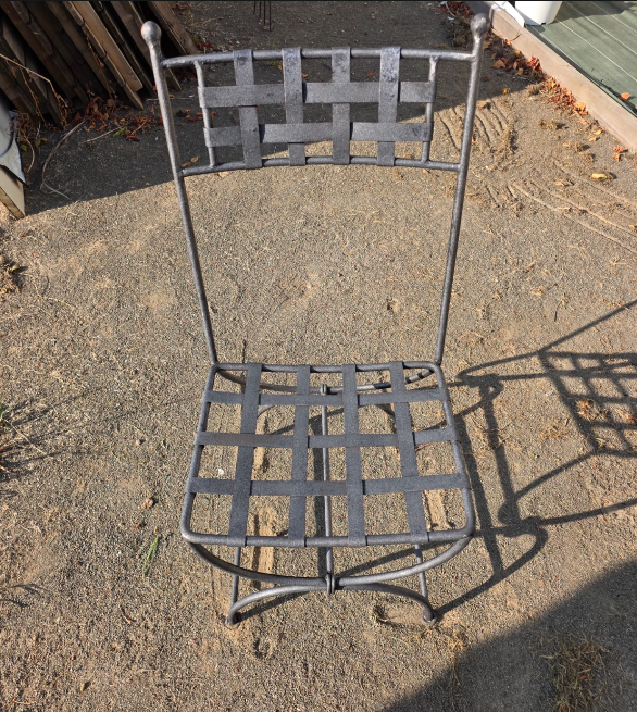 Chaise de jardin en fer forgé — rouille intégralement retirée — après