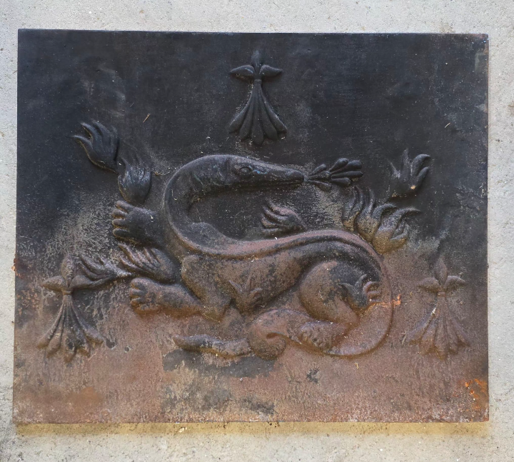Plaque de cheminée en fonte, décor salamandre — suie et rouille éliminées — avant