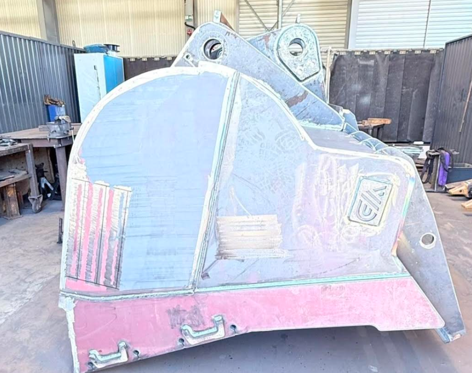 Godet d'engin — décapage peinture — après