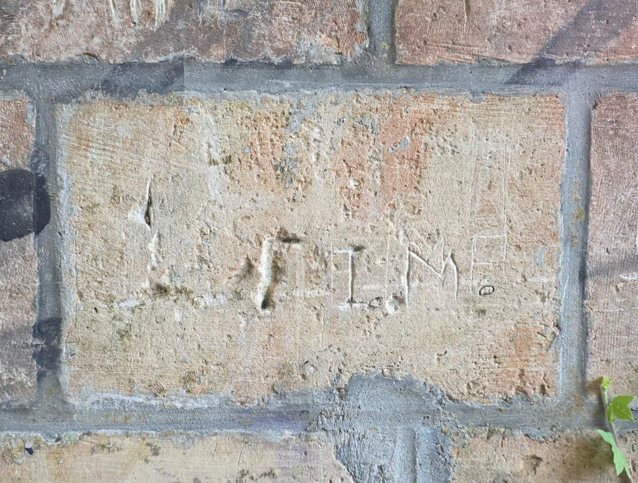 Brique ancienne — tag retiré sans abîmer la pierre — après