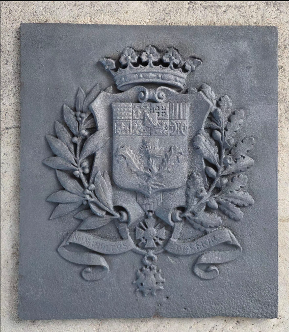 Plaque de cheminée armoriée — relief et détails retrouvés — après