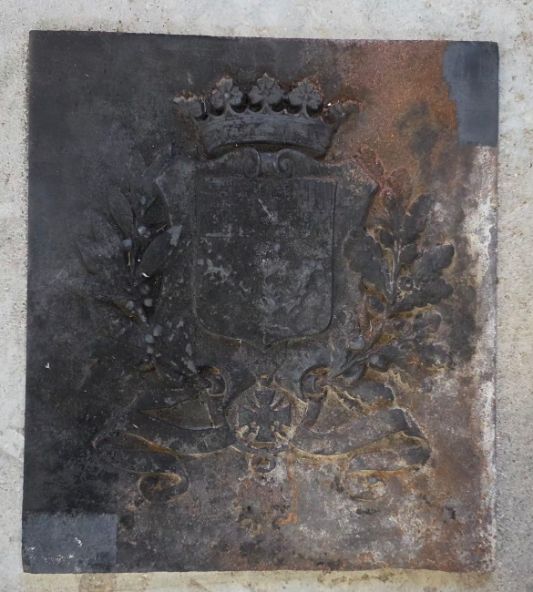 Plaque de cheminée armoriée — relief et détails retrouvés — avant