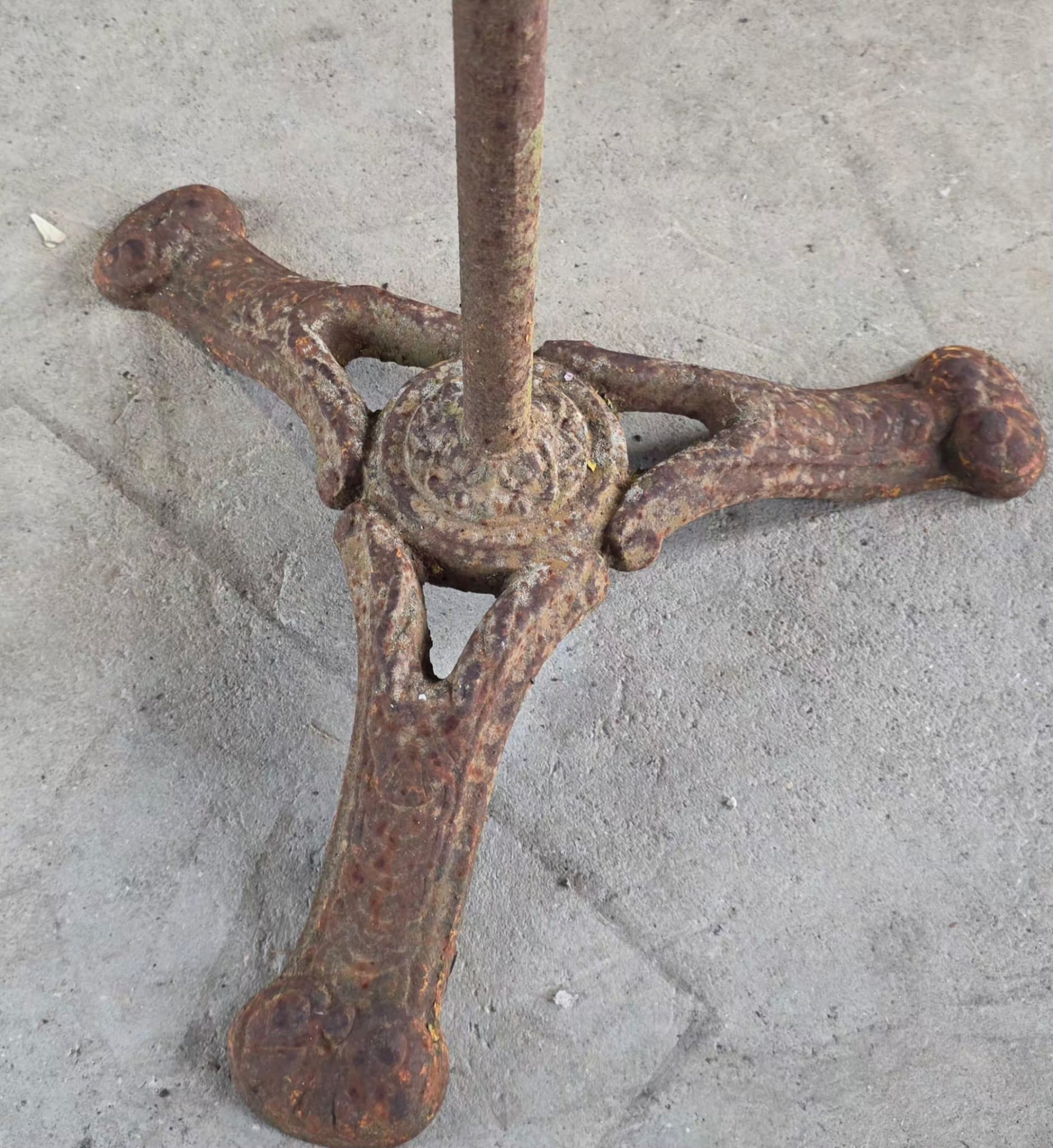 Pied de table en fonte — détails du décor retrouvés après décapage et mise en peinture — avant