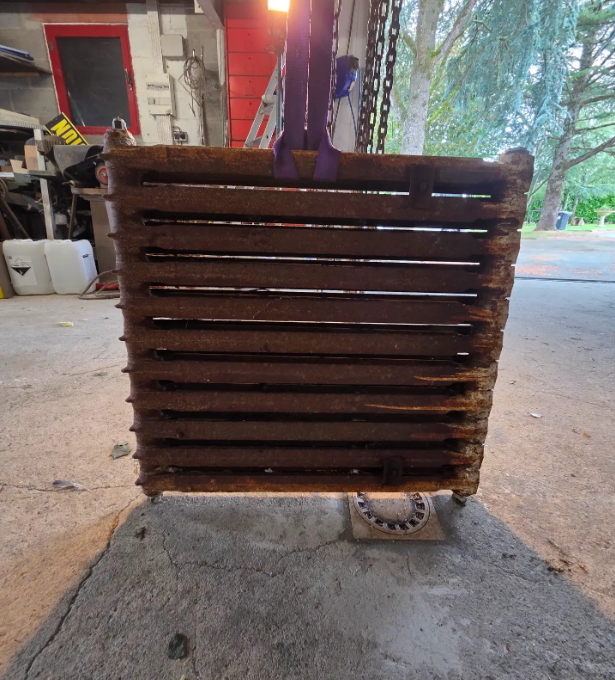 Grille fonte — rouille profonde — avant
