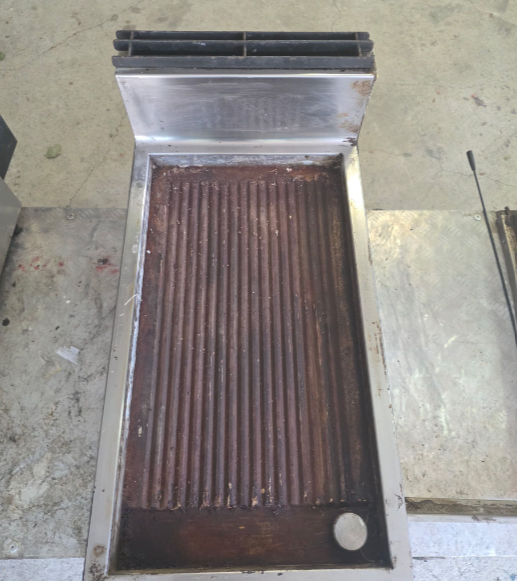 Grill en fonte décapé au laser — avant