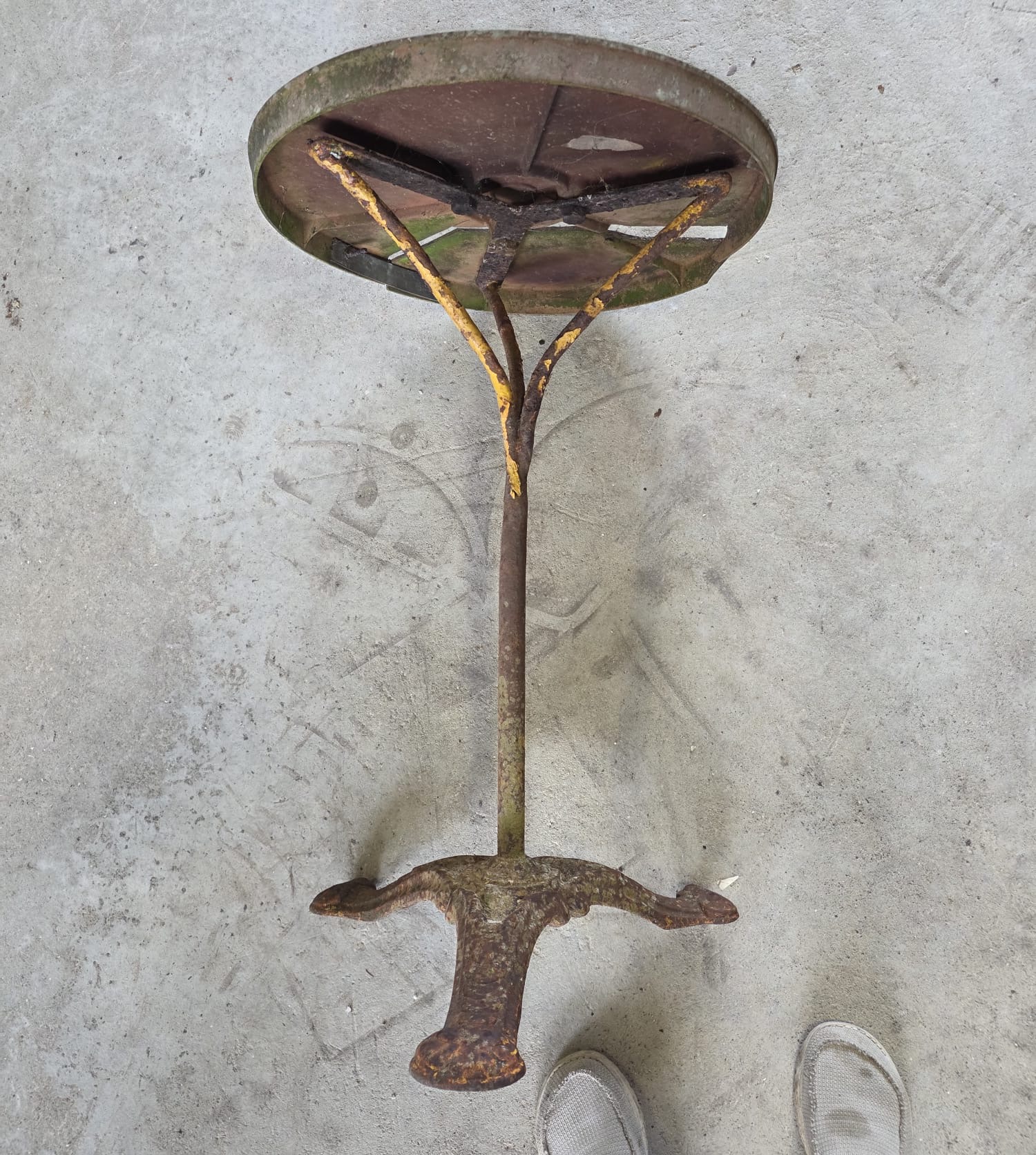 Table de bar du début du siècle dernier, pied en fonte — traitement antirouille et peinture — avant