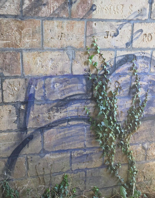 Mur en pierre — graffitis effacés — après