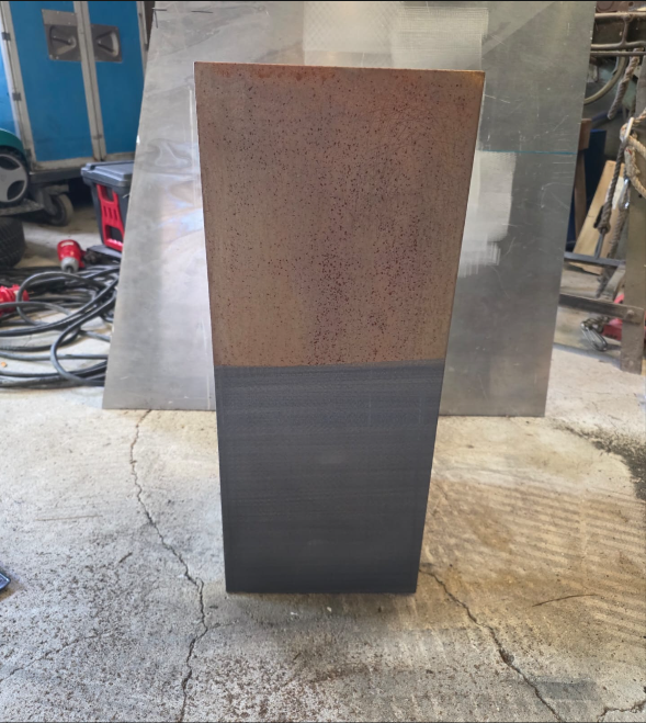 Plaque acier — démonstration mi-décapée
