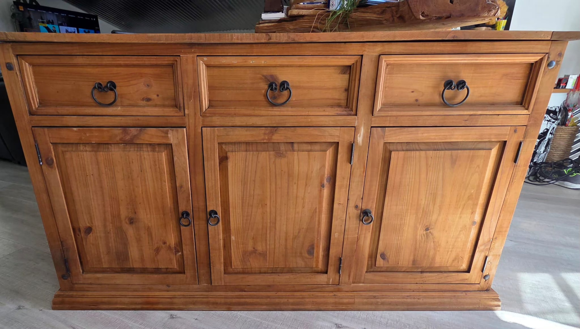 Meuble en bois — teinte d'origine retrouvée après décapage — après