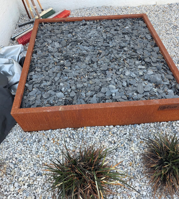 Bac / jardinière métal — décapage complet, surface prête à recevoir sa finition — avant
