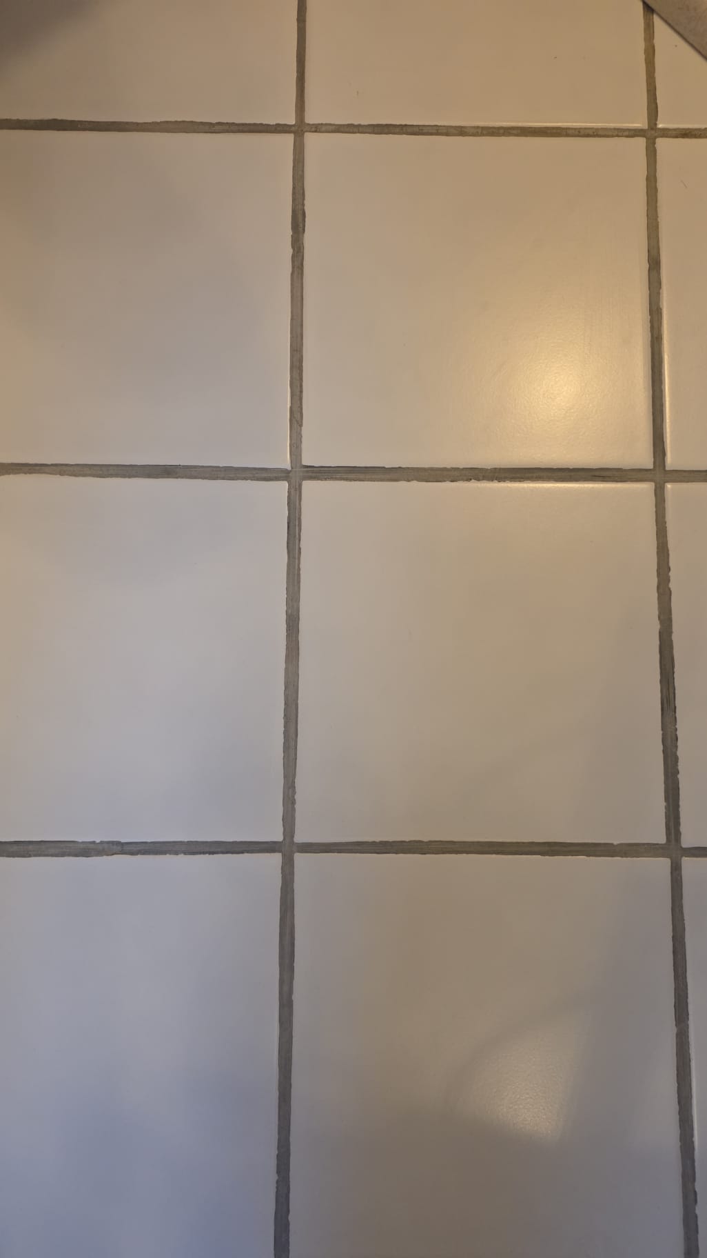 Carrelage — joints nettoyés avec précision — après