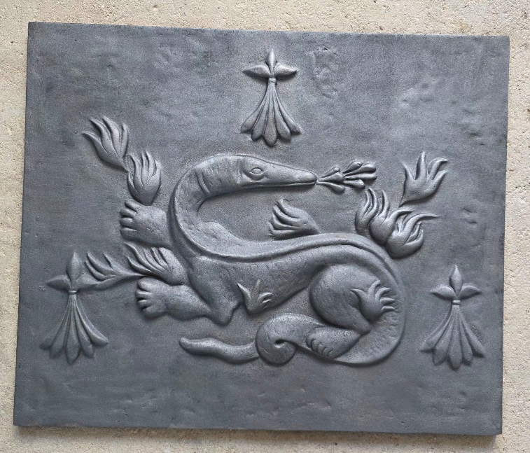 Plaque de cheminée en fonte, décor salamandre — suie et rouille éliminées — après