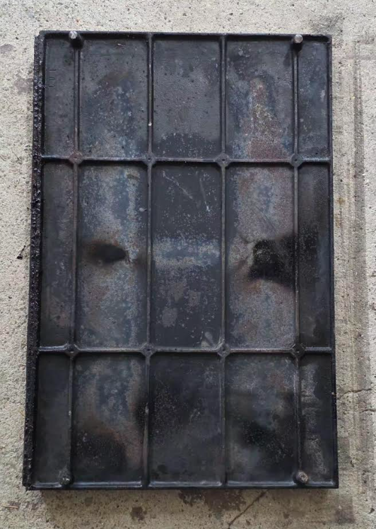 Plaque fonte — nettoyage en profondeur — avant