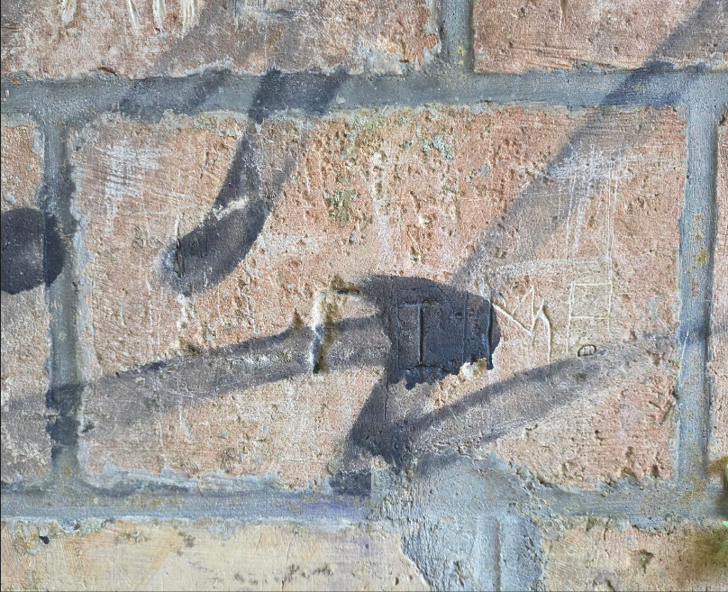 Brique ancienne — tag retiré sans abîmer la pierre — avant