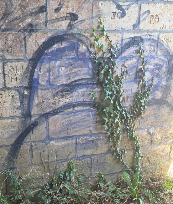 Mur en pierre — graffitis effacés — avant