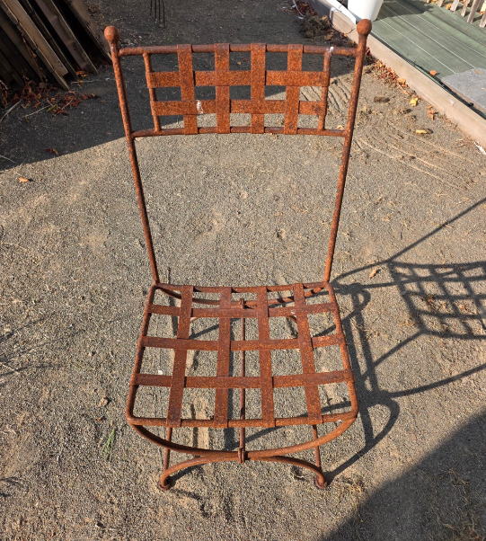 Chaise de jardin en fer forgé — rouille intégralement retirée — avant