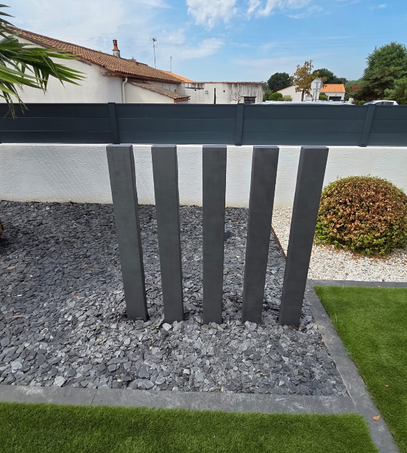 Poteaux acier corten — rouille traitée et finition remise à neuf — après