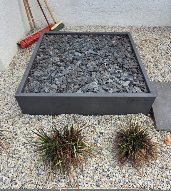Bac / jardinière métal — décapage complet, surface prête à recevoir sa finition — après